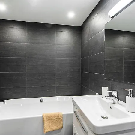 דירה Airhome - Black&white טאלין